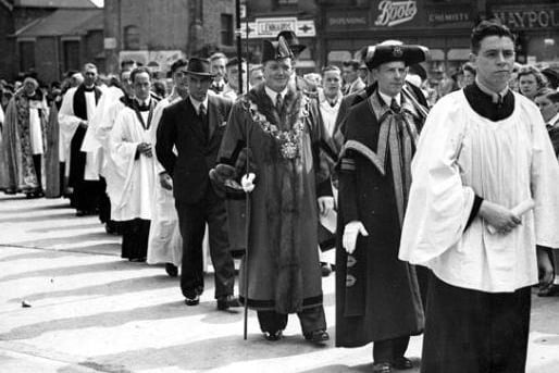 Councillor Joe Blackburn, Mayor of Pontefract in 1947 - the Mayor and corporation, and clergy, parade towards St Giles Church