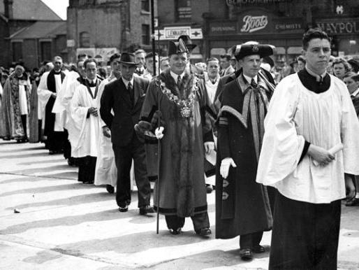 Councillor Joe Blackburn, Mayor of Pontefract in 1947 - the Mayor and corporation, and clergy, parade towards St Giles Church