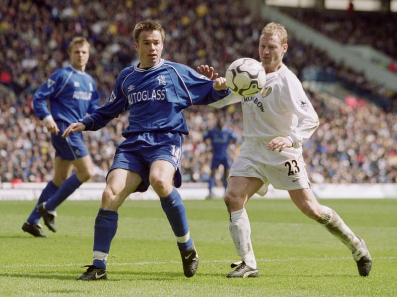 David Batty and Chelsea's Graeme Le Saux battle for the ball.