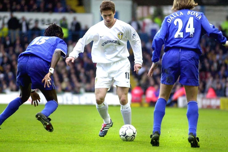 Harry Kewell is closed down by Chelsea's Mario Melchiot and Samuele Dalla Bona.