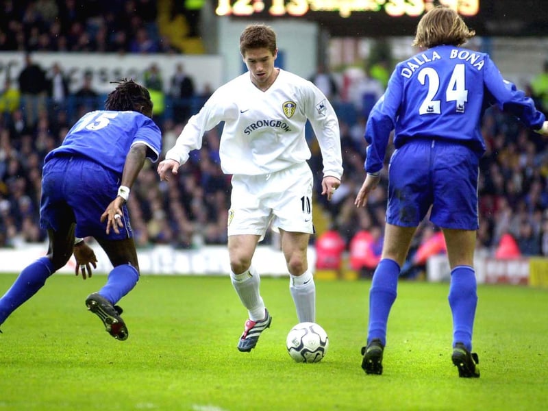 Harry Kewell is closed down by Chelsea's Mario Melchiot and Samuele Dalla Bona.