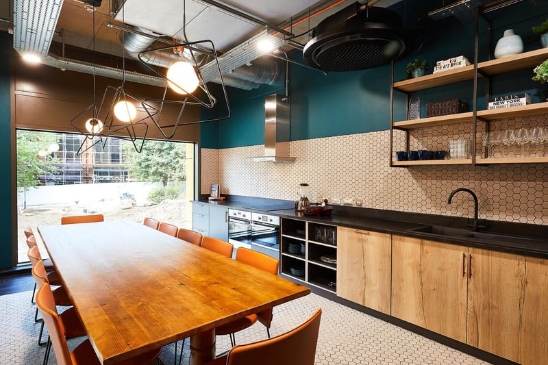 A communal kitchen and dining area is perfect for meals with friends and hosting others. What about a flat-mate Come Dine With Me here?!

(photo: Vita student)