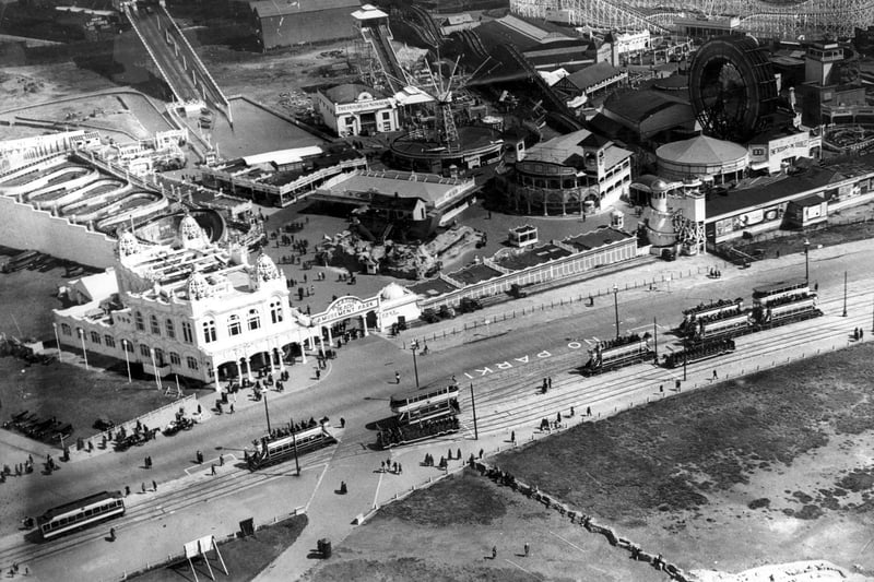 Aerial view in the 1920s. Original casino building to the left and behind it the zig zags of the virginia reel