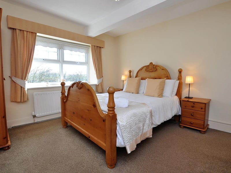 A tastefully furnished bedroom