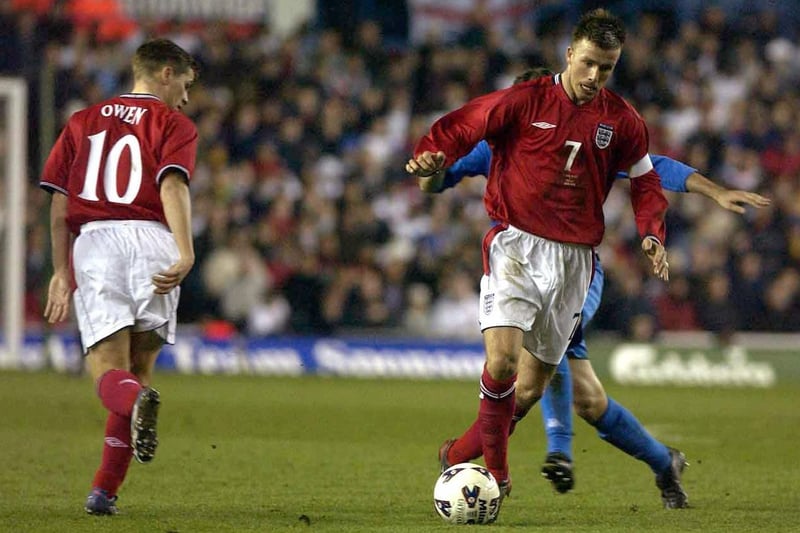 David Beckham takes on the Italian defence supported by striker Michael Owen.