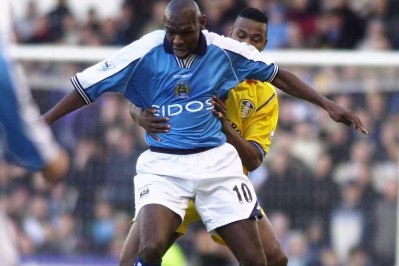Lucas Radebe gets to grips with Manchester City striker Shaun Goater.