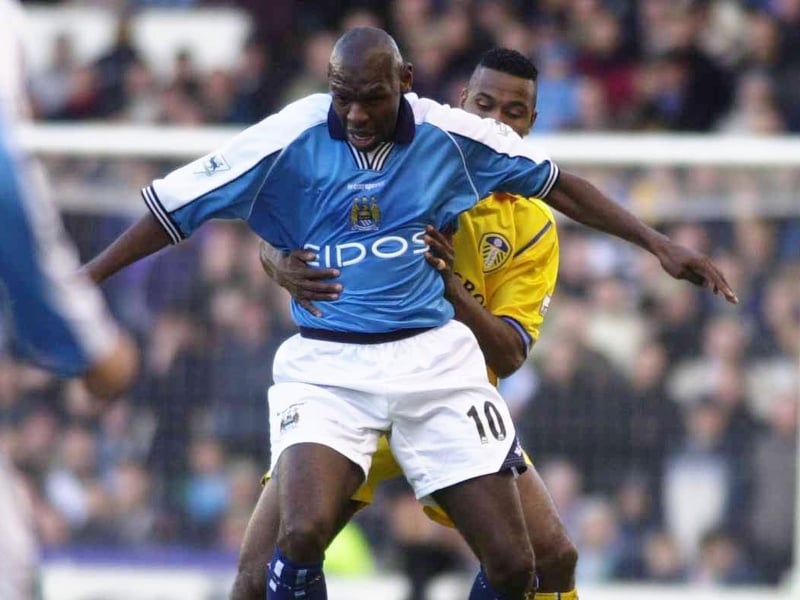 Lucas Radebe gets to grips with Manchester City striker Shaun Goater.