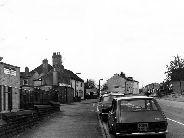 Church Streetby the junction with Highfield Lane in April 1980. On the left is Woodlesford Junior and Infant School. Beyond the junction is a bus shelter; hidden behind this is Lotus Chop Suey Bar and Woodlesford Fisheries.