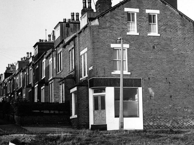 Cliff Mount, located between Woodhouse Cliff and Delph Lane. The end of the street reaches the playing fields of the City of Leeds School. Pictured in November 1981.