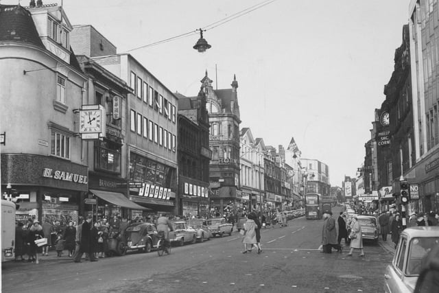 Recognise these shops on Briggate from back in the day? They include H Samuel, Timpson and Dolcis.