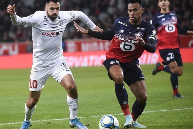 Everton are in talks with Lille over a deal for Gabriel Magalhaes, who recently linked with Arsenal and Tottenham Hotspur. (Independent)