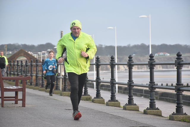 Bridlington Road Runners New Year's Day seafront race action