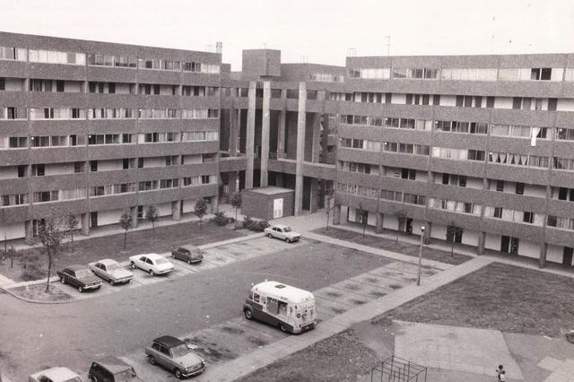 The exteriors of the flats were covered in pale grey pebbledashed concrete. Have you spotted the ice cream van in this photo from July 1976?