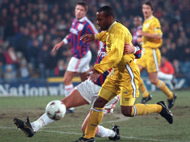 Rod Wallace drives forward with ball.