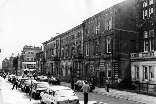 Albion Place pictured in August 1983 with the County Court building prominent. In the background, Pickfords Travel is visible on the ground floor of the Longley building on the corner with Lands Lane.