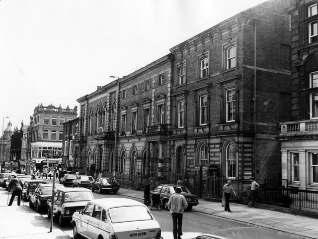 Albion Place pictured in August 1983 with the County Court building prominent. In the background, Pickfords Travel is visible on the ground floor of the Longley building on the corner with Lands Lane.