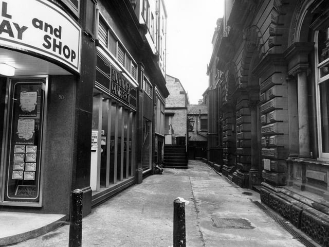 The entrance to Change Alley pictured in April 1983. Hunting Lambert travel agency can be seen on the left.