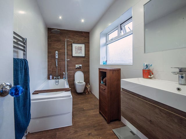It benefits from a modern and contemporary en-suite bathroom.