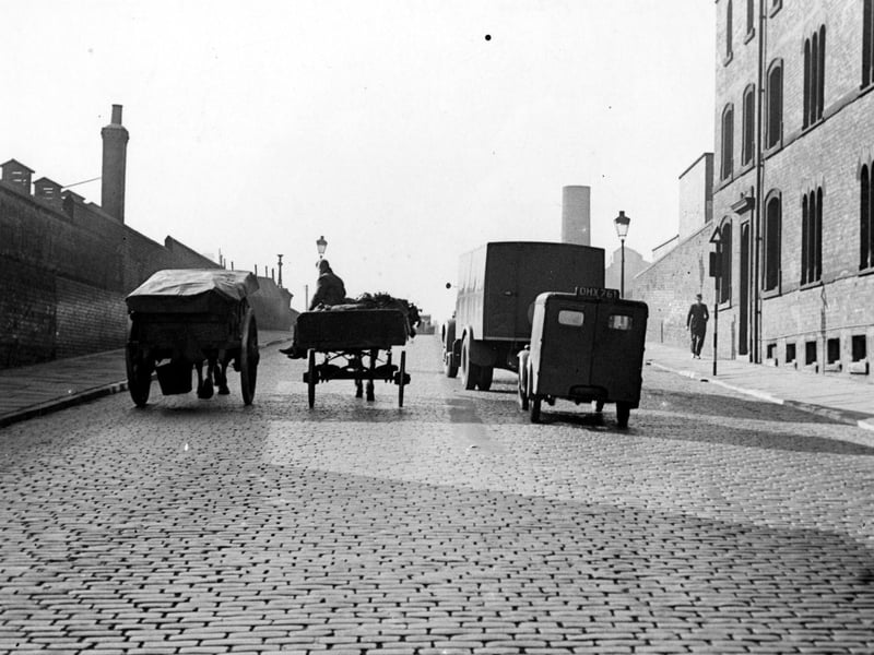 Crown Point Bridge in October 1944. Traffic is spread across the cobbled road including two horse and carts.