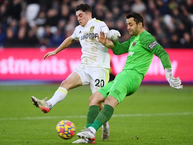 Dan James challenges Łukasz Fabiański as Leeds push to hold on for the win in the last ten minutes.