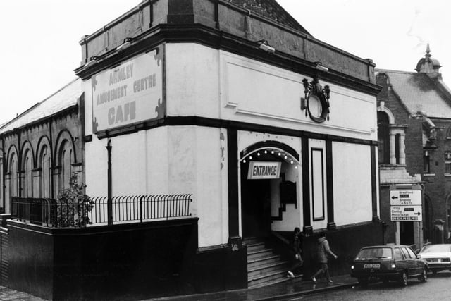 The former Western Cinema on Branch Road in Armley. By October 1986 it has been changed into an amusement centre and cafe.