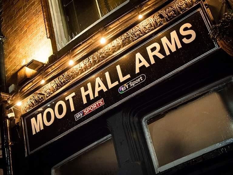 A legendary, no-nonsense city centre local and a massive stronghold for Leeds football fans. Expect a roaring, passionate atmosphere, plenty of HD screens, and brilliantly priced pints. Note: Free entry, walk-ins only. ⚽ 11 Mill Hill, Leeds, LS1 5DQ