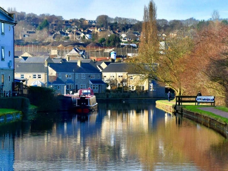 Starting from Burley Park, this substantial 40km loop bridges the gap between Leeds and Bradford via the waterfront. With mostly paved surfaces, it offers a smooth, uninterrupted run out to Apperley Bridge Marina and back. 🚴‍♂️ 40.1 km