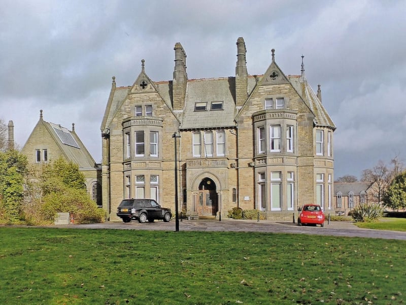 A rare opportunity to tour the communal areas of this magnificent Grade II* listed house in Far Headingley, including the exquisite Peacock Room. 🏰 Spenfield Court, Otley Road, Leeds, LS16 5BX
