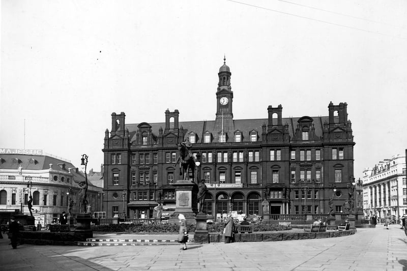 The Black Prince in March 1948. Statuesque streetlamps shows the General Post Office in between Infirmary Street and Quebec Street.