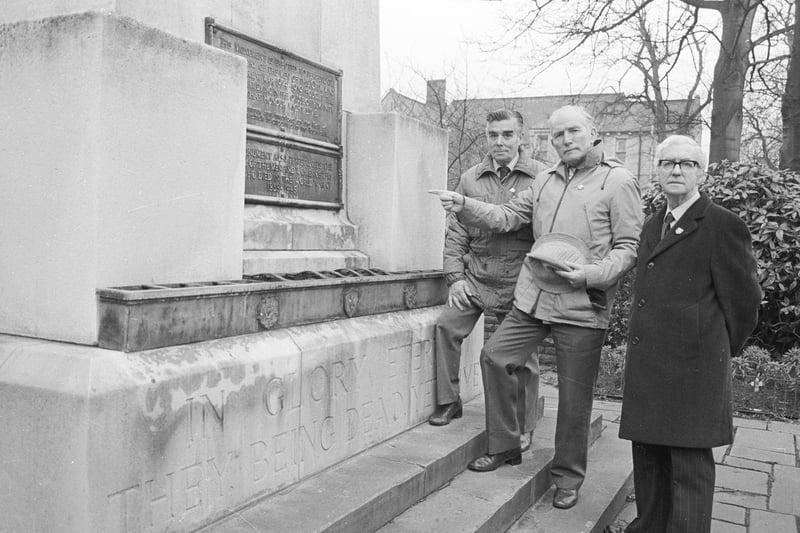Ex-servicemen pay a visit to the Wentworth Street war memorial in the 1980s.
