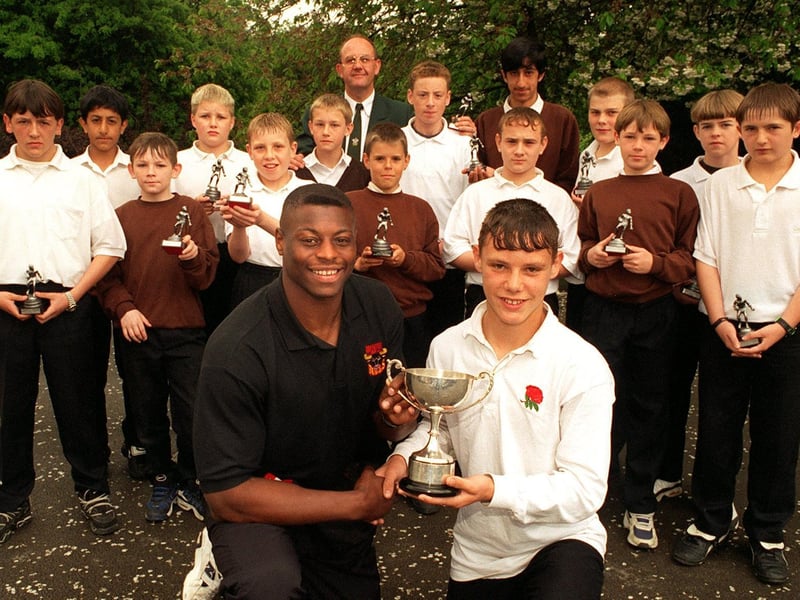 Bradford Bulls star Sonny Nickle returned to his former school Cockburn High to present the U-13s RL team with their awards and the Dorney-Sheppard Cup.