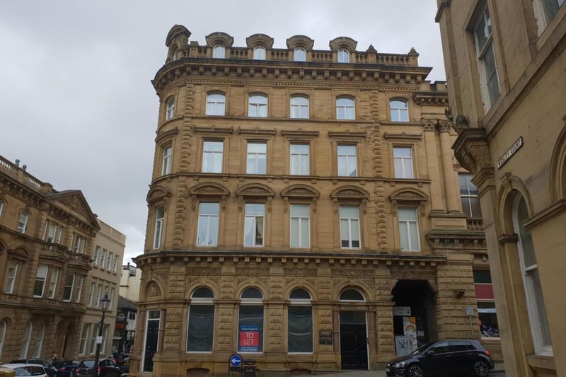 Located at the top of this town centre building the one bedroom flat briefly compromises of a entrance hallway, open plan living/kitchen area, master bedroom and shower room. On market with Hunters - 01484 977116