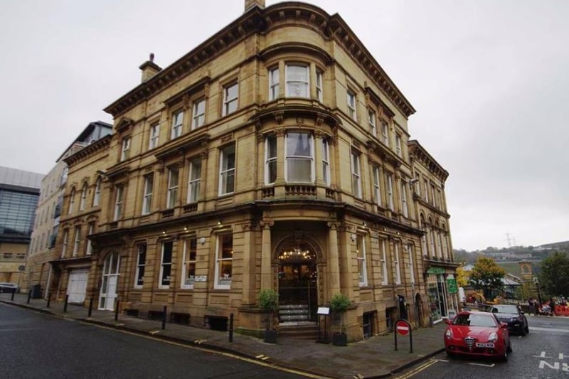This first floor apartment in Halifax town centre features one bedroom, a shower room, and separate lounge, dining room and well fitted kitchen. On the market with Boococks - 01422 757052