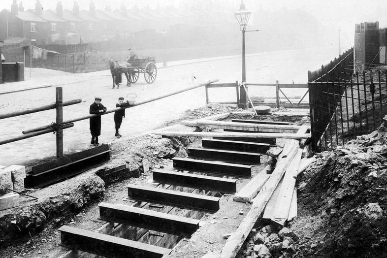 This shows the construction of Quarry Hill subway in April 1910, part of New York Road work. Road was laid between North Street and Regent Street.

Photo: Leeds Libraries, www.leodis.net