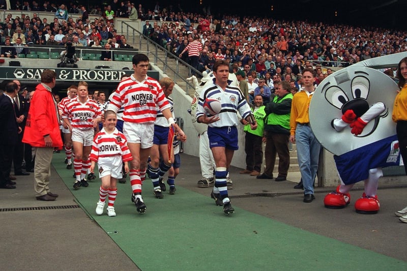 Bath and Wigan teams walking out with Wigan's mascot (Photo: Mike Hewitt/Allsport)