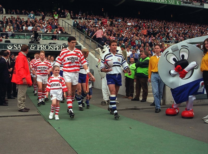 Bath and Wigan teams walking out with Wigan's mascot (Photo: Mike Hewitt/Allsport)