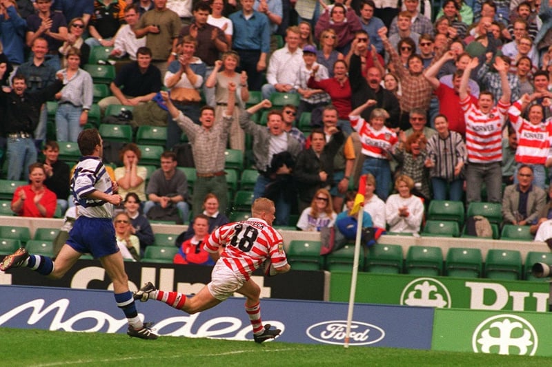 The first Wigan try at Twickenham and it's Craig Murdock going over in the corner to the delight of the Wigan Fans.