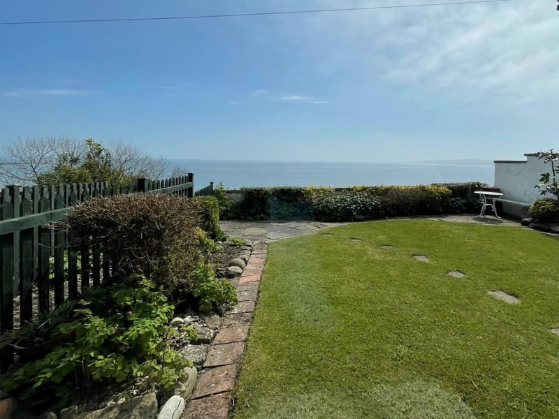 The cottage's garden with the sea view beyond