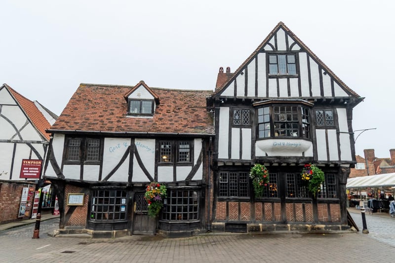 Located in a timber-framed Tudor building from the 1600s, Gert & Henry's is right next to the busy York Market.