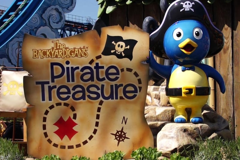 Hit the high seas with Backyardigans in an epic backyard adventure. Your favourite backyard friends are on hand as you heave ho and bravely sail your own ship around a tall pirate vessel that’s beached on a glimmering pile of jewels and gold.