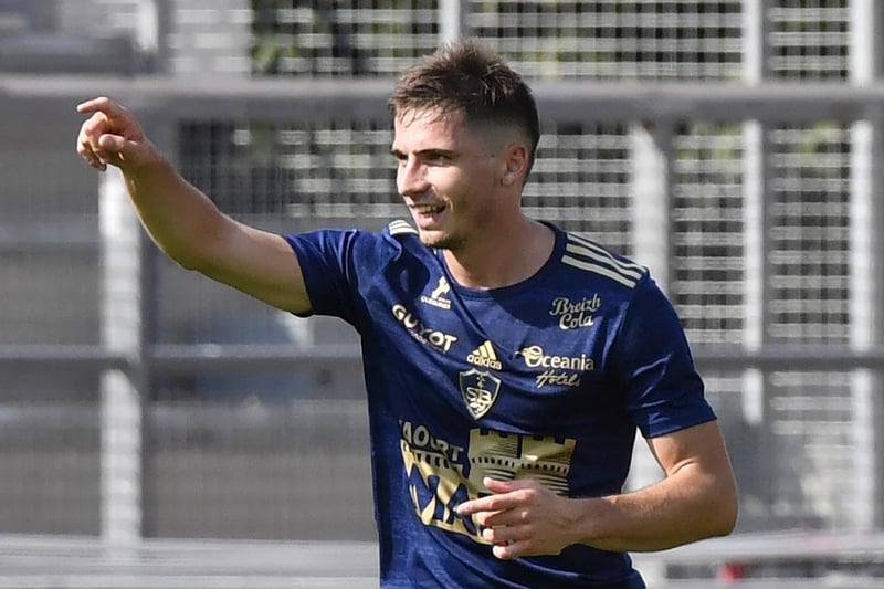 Leeds are involved in a three-way battle with Newcastle United and Southampton  to sign Brest left back Romain Perraud who is set to leave the club for at least 10m euros. (L'Equipe). Leeds are being strongly linked with Huesca left back Javi Galan.