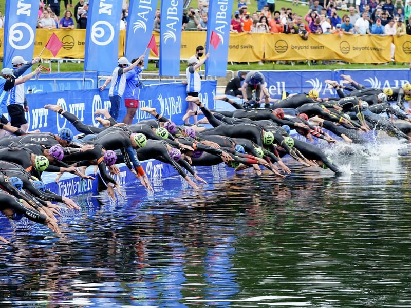 Competitors dive in to start The AJ Bell 2021 World Triathlon Championship Series Mens Race during day two of the 2021 ITU World Triathlon (photo: PA Wire/ Danny Lawson)