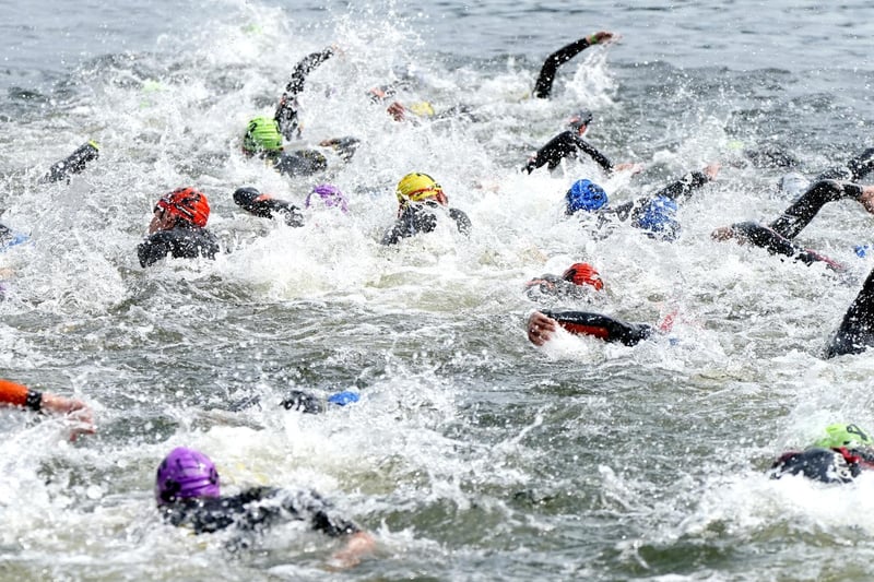 Competitors in action during The AJ Bell 2021 World Triathlon Championship Series Mens Race during day two of the 2021 ITU World Triathlon (photo: PA Wire/ Danny Lawson)