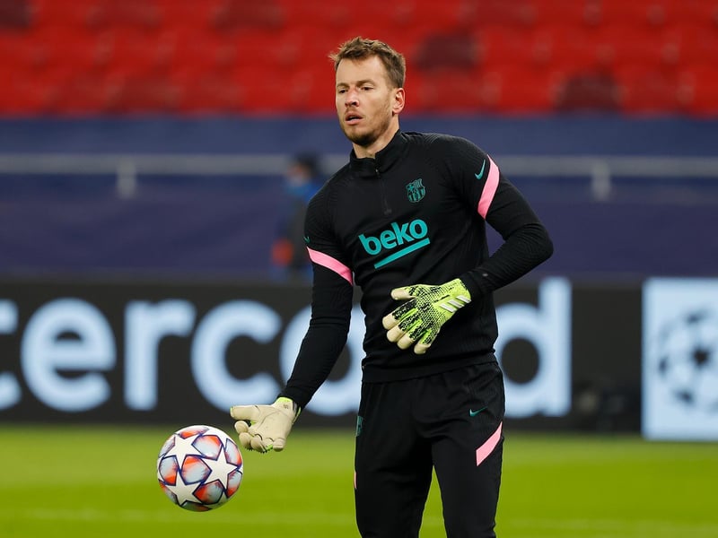 Everton are interested in signing Barcelona's 31-year-old Brazilian goalkeeper Neto. (Mundo Deportivo).