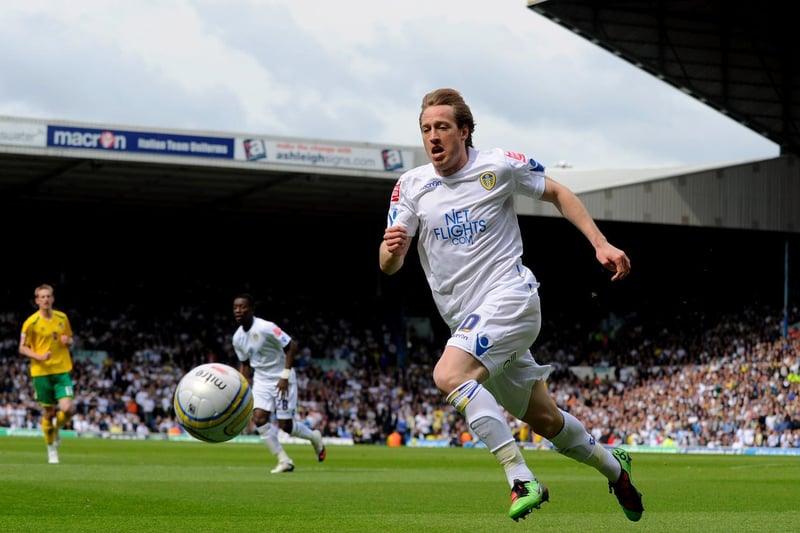 Luciano Becchio chases down the ball.