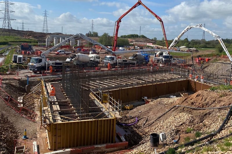 Over a period of 12 hours, the concrete pumps worked simultaneously to pump 1000m3 of concrete supplied by 134 trucks, into the abutment formwork
