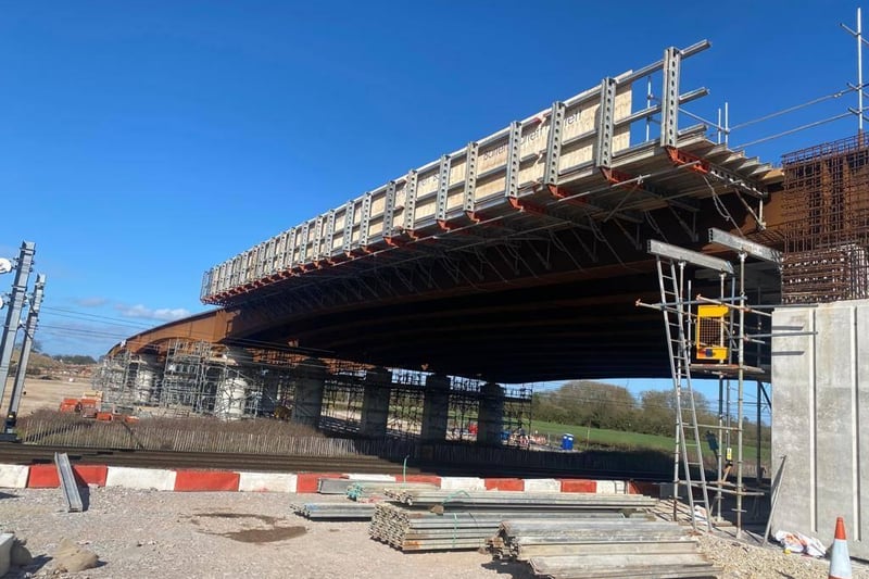 Work is continuing on the new Lea Viaduct. The final beams were installed in April and work on the deck is now under way. There is a total of 7,035 planks to install, as well as 633 tonnes of rebar
