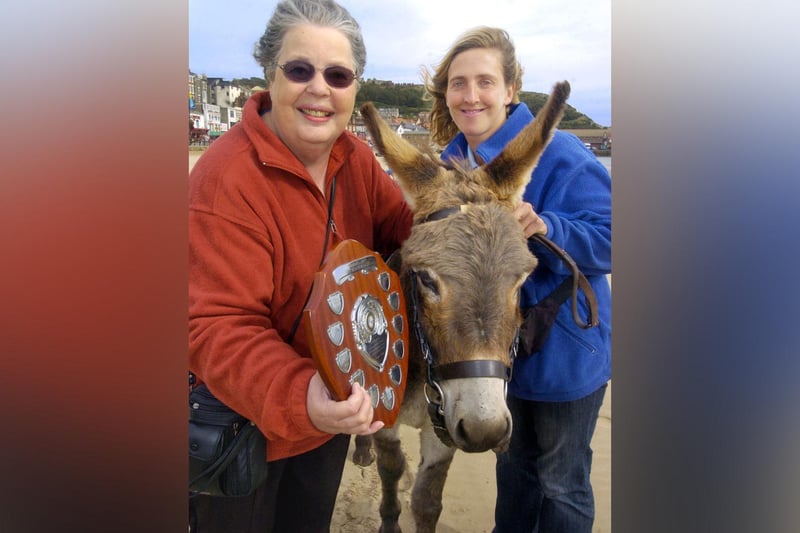 Barbara Bunfield presents the Best Donkey award to Jack and operator Melanie Fisher.