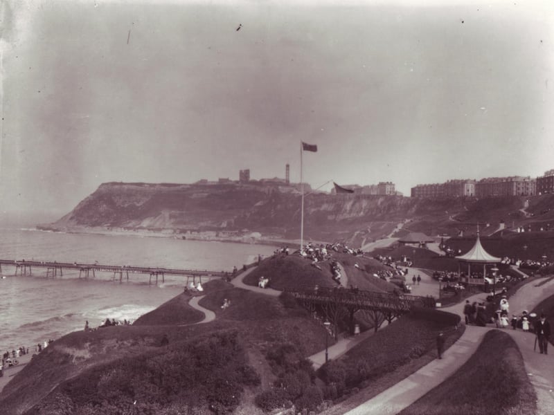The original toll booths were replaced by an entrance building and restaurant but even top-name variety shows failed to generate sufficient income and the pier was sold again in 1904, for £3,500.
