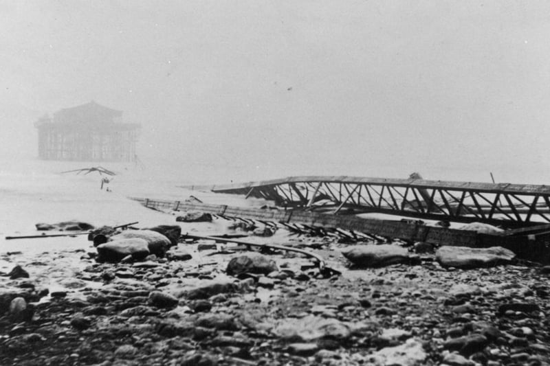 A violent storm on January 7 1905 destroyed the whole structure leaving the pavilion isolated.